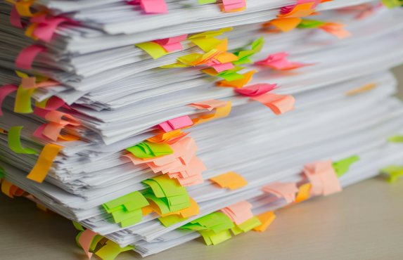 Avant : dossiers papier, ressaisies et informations dispersées.