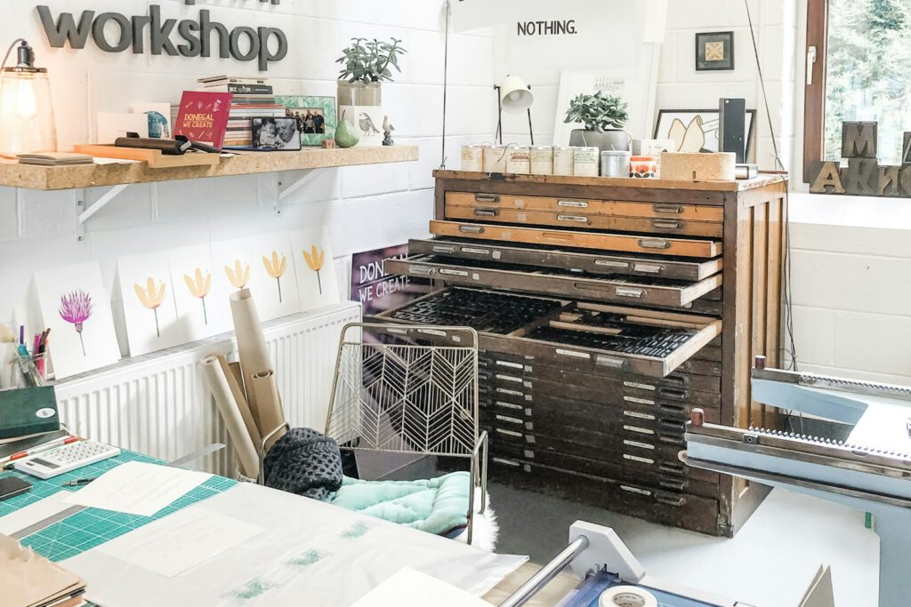 Atelier d’impression avec casses typographiques et presses – illustration de l’article « Ionia Web ouvre son nouvel atelier d’impression à Casablanca », blog Ionia Web