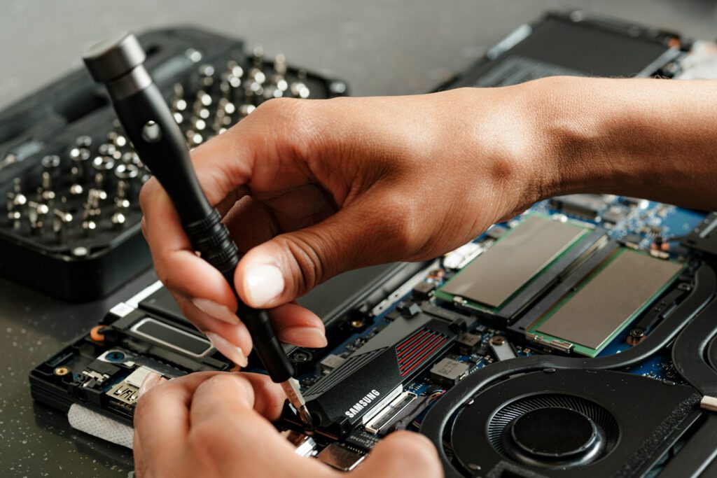 Technicien réparant l’intérieur d’un ordinateur portable – illustration de l’article « Nouveau : la maintenance mensuelle de votre site web », blog Ionia Web