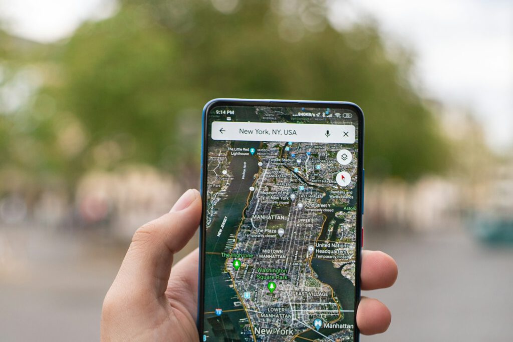 Carte affichée sur un smartphone tenu en main – illustration de l’article « Référencement local : être trouvé par les clients près de chez vous », blog Ionia Web