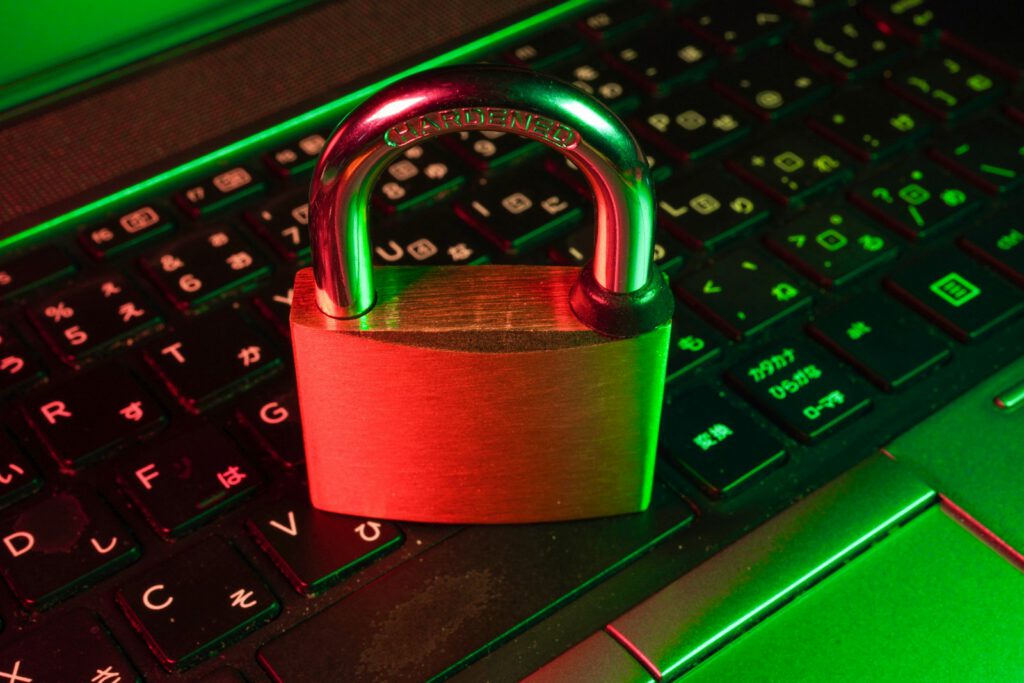 Cadenas rouge posé sur un clavier d’ordinateur – illustration de l’article « Sécurité : protéger son site WordPress en 7 gestes », blog Ionia Web