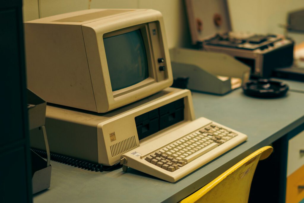 Ancien ordinateur des années 1980 – illustration de l’article « Refonte de site : les 5 signes qu’il est temps d’agir », blog Ionia Web