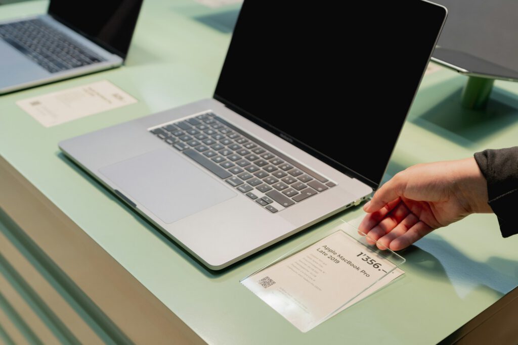 Ordinateur portable sur une table de formation – illustration de l’article « Ionia Web forme les équipes de ses clients », blog Ionia Web