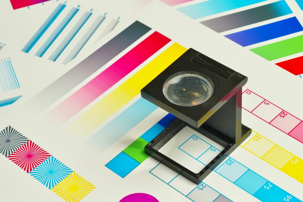 Compte-fils posé sur une épreuve couleur d’impression – illustration de l’article « Comment préparer un fichier pour l’impression », blog Ionia Web