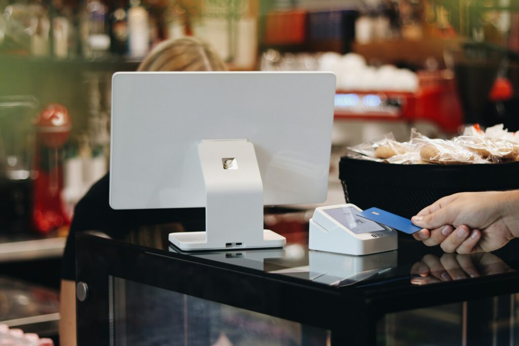 Terminal de caisse dans un commerce – illustration de l’article « Logiciels de caisse : ce qu’il faut savoir avant de choisir », blog Ionia Web