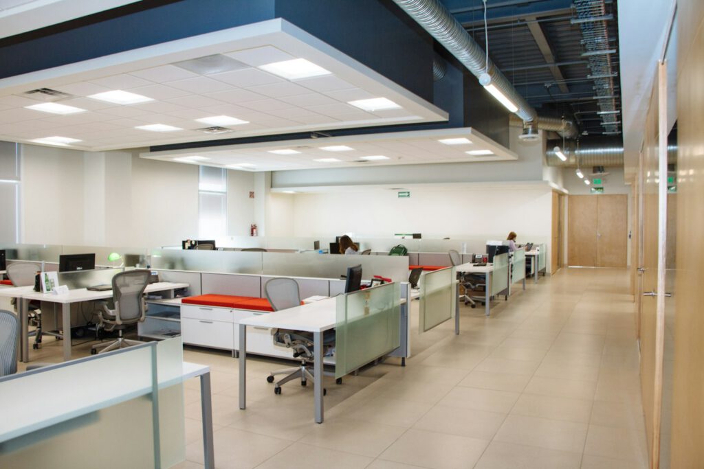 Grand open space moderne avec postes de travail – illustration de l’article « Notre équipe s’agrandit : bienvenue aux nouveaux développeurs », blog Ionia Web