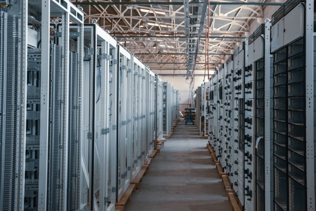 Allée de serveurs dans un centre de données – illustration de l’article « Cloud ou serveur local : où héberger son logiciel métier ? », blog Ionia Web