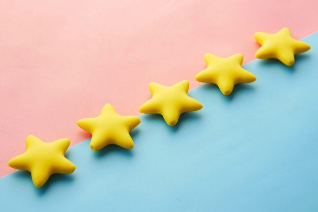 Cinq étoiles jaunes symbolisant les avis clients – illustration de l’article « Les avis clients, moteur de votre réputation en ligne », blog Ionia Web
