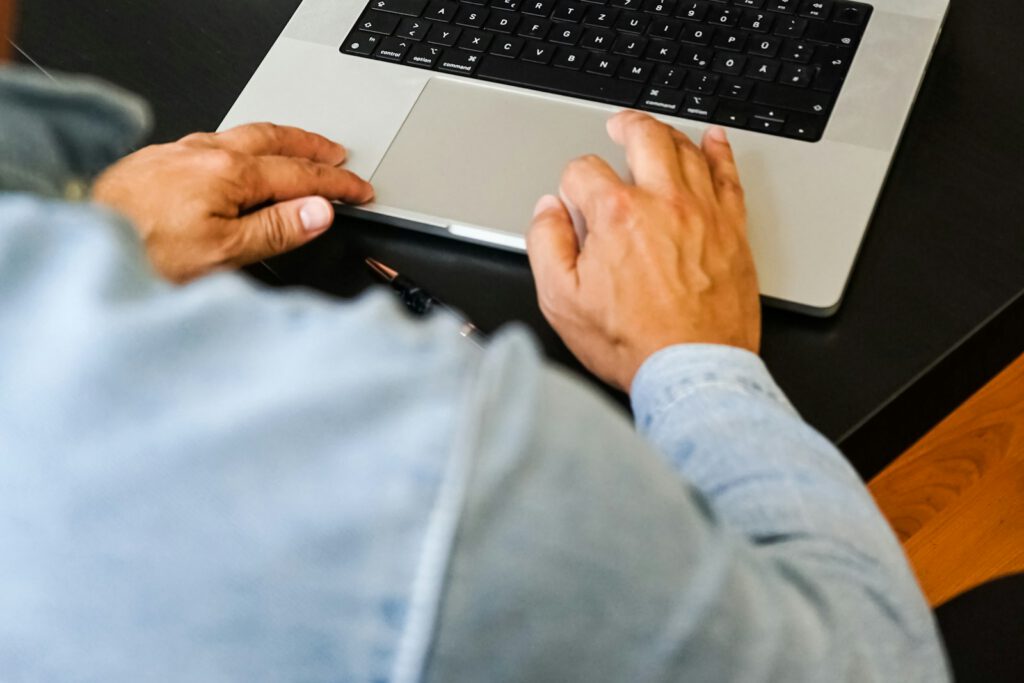 Mains sur le pavé tactile d’un ordinateur portable – illustration de l’article « E-commerce : 6 astuces pour augmenter vos ventes en ligne », blog Ionia Web
