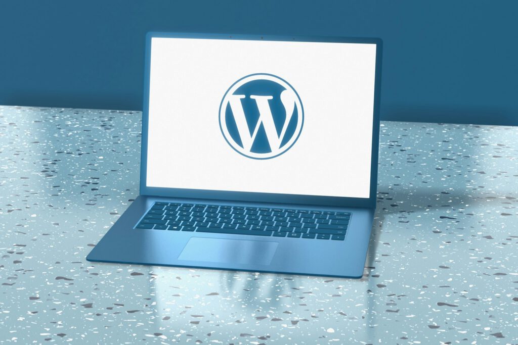 Ordinateur portable affichant le logo WordPress – illustration de l’article « Les nouveautés de WordPress pour les sites d’entreprise », blog Ionia Web