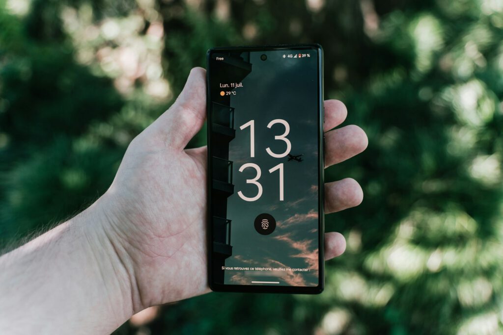 Smartphone affichant l’heure sur l’écran verrouillé – illustration de l’article « Notifications push : bien les utiliser sans agacer », blog Ionia Web