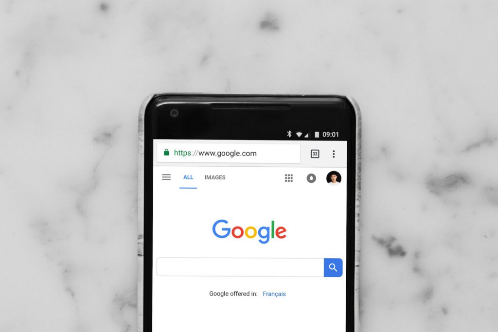 Page de recherche Google sur un smartphone – illustration de l’article « SEO en 2026 : ce qui compte vraiment pour Google », blog Ionia Web