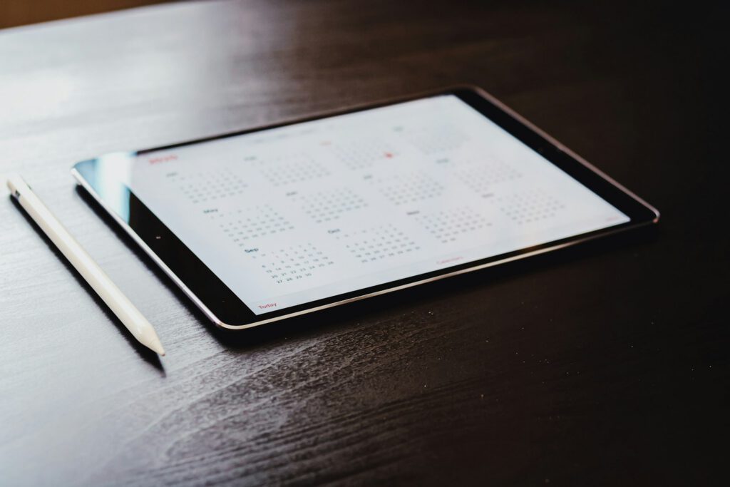Calendrier affiché sur une tablette – illustration de l’article « Applications de réservation : simplifiez la prise de rendez-vous », blog Ionia Web