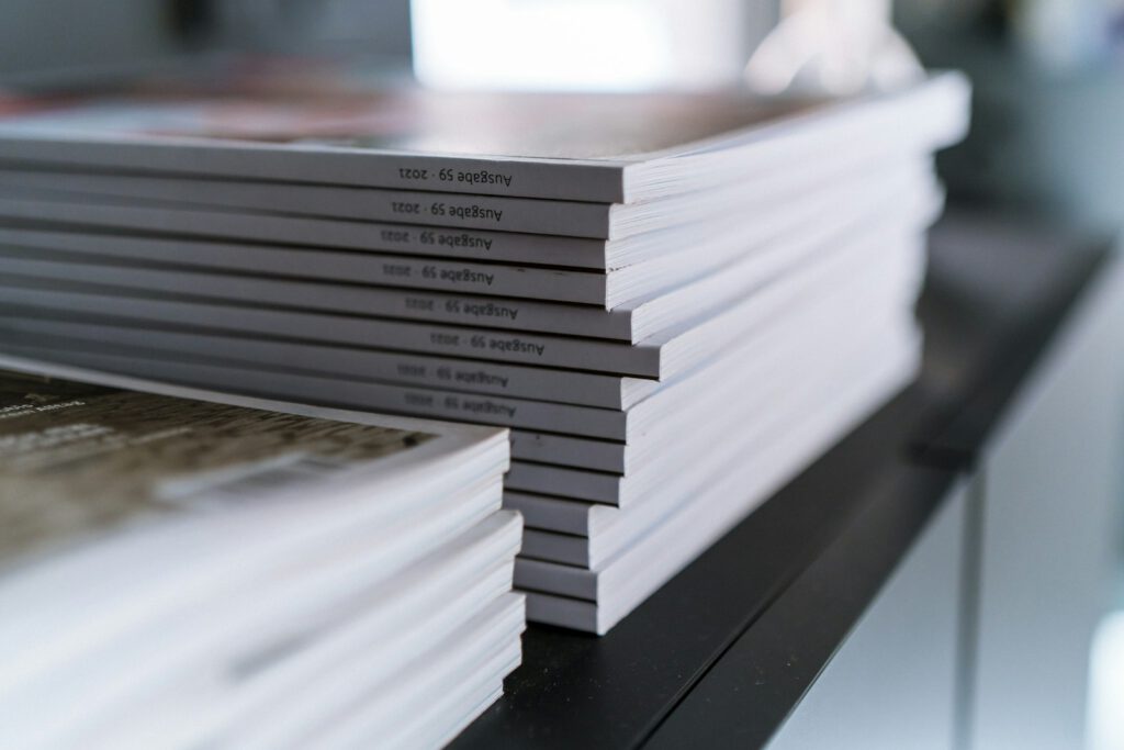 Pile de catalogues et magazines imprimés – illustration de l’article « Catalogues imprimés : toujours efficaces à l’ère du numérique », blog Ionia Web