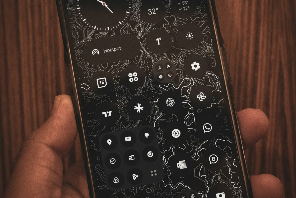 Interface en mode sombre sur un smartphone – illustration de l’article « Mode sombre : faut-il le proposer dans votre application ? », blog Ionia Web
